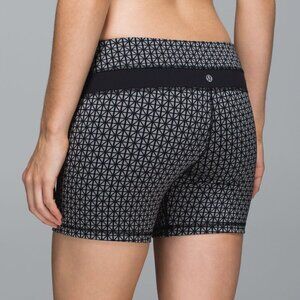 LULULEMON | Groove Full On Luon Shorts Tri Geo Silver Spoon Black - Size 4